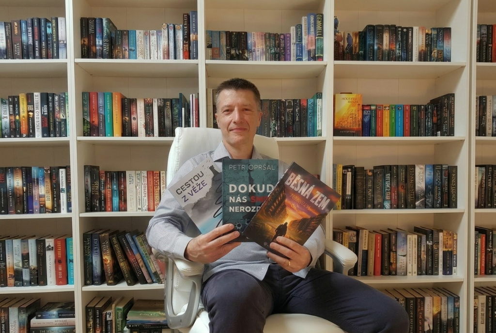 Petr Opršal s knihami v knihovně - Foto 1